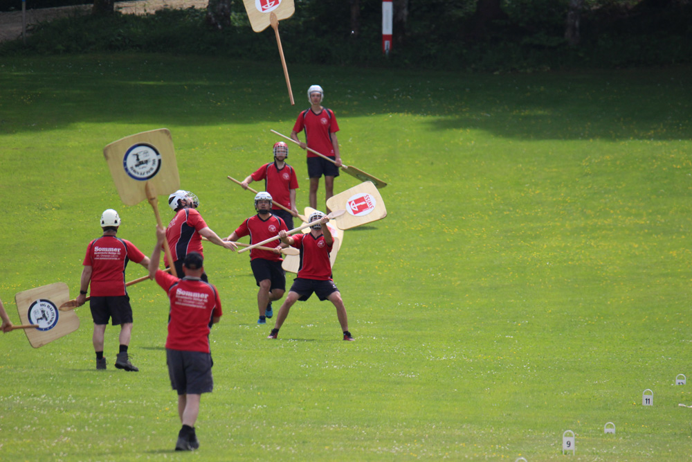 Bild Titel pluess_hornusser-ausruestung.jpg